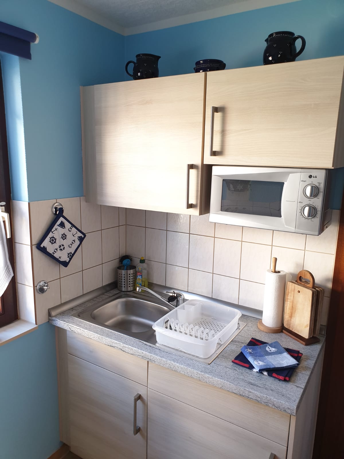 Küchenzeile mit Mikrowelle und Kühlschrank